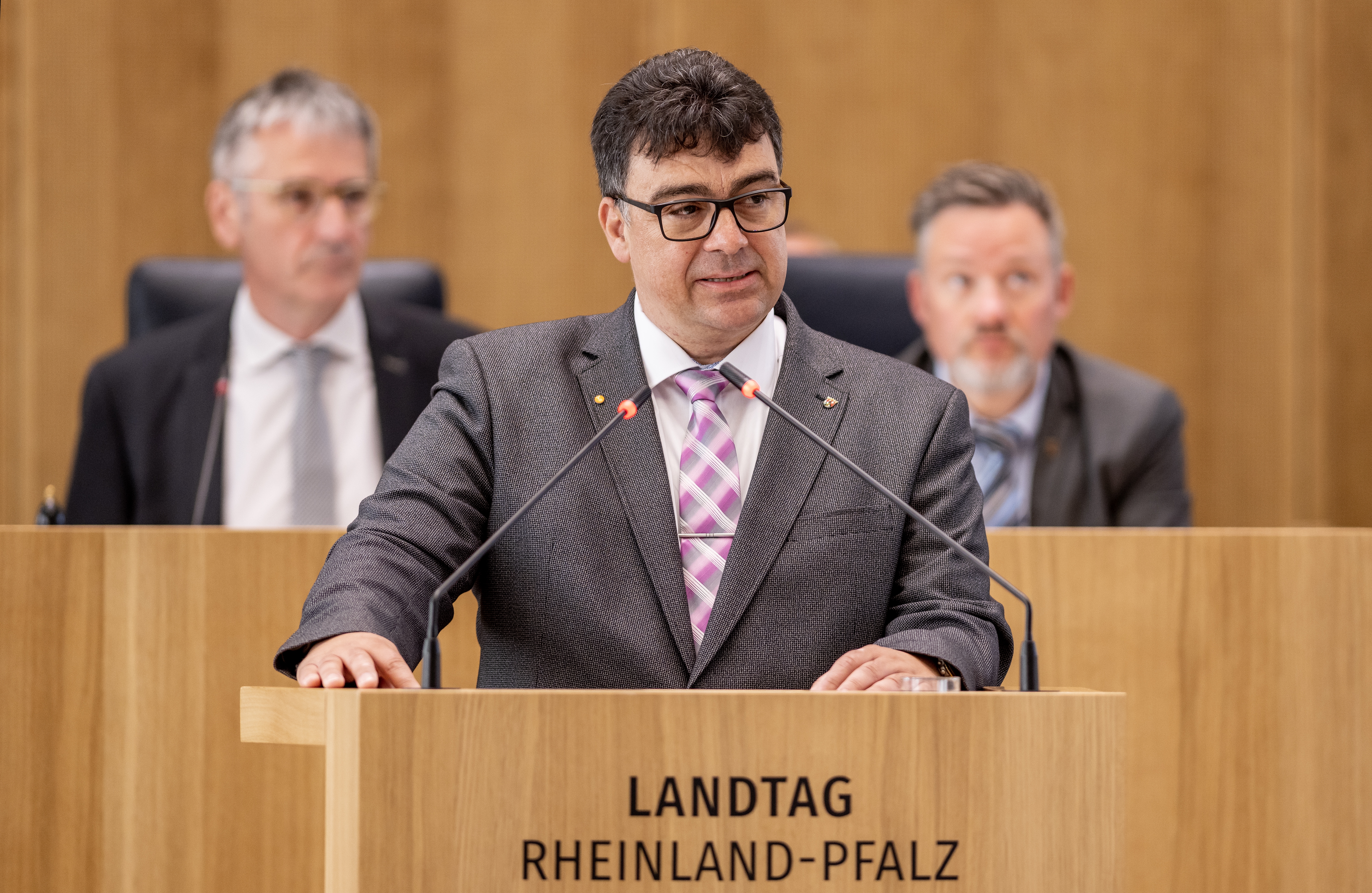 Helge Schwab - FREIE WÄHLER - Landtagsabgeordneter in RLP Rheinland-Pfalz aufgenommen während der Debatte am 21.06.2023