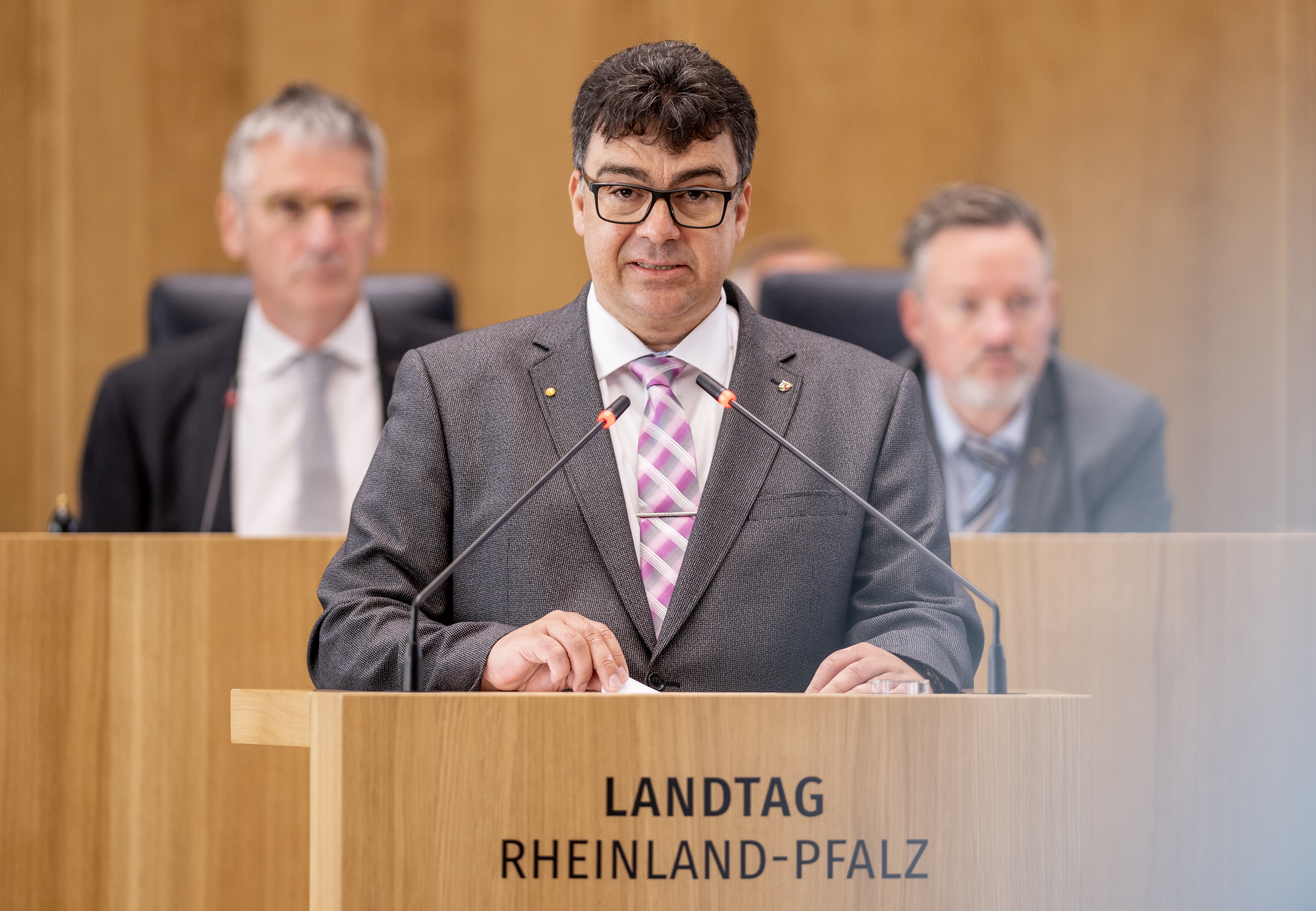 Helge Schwab - FREIE WÄHLER - Landtagsabgeordneter in RLP Rheinland-Pfalz aufgenommen während der Debatte am 21.06.2023