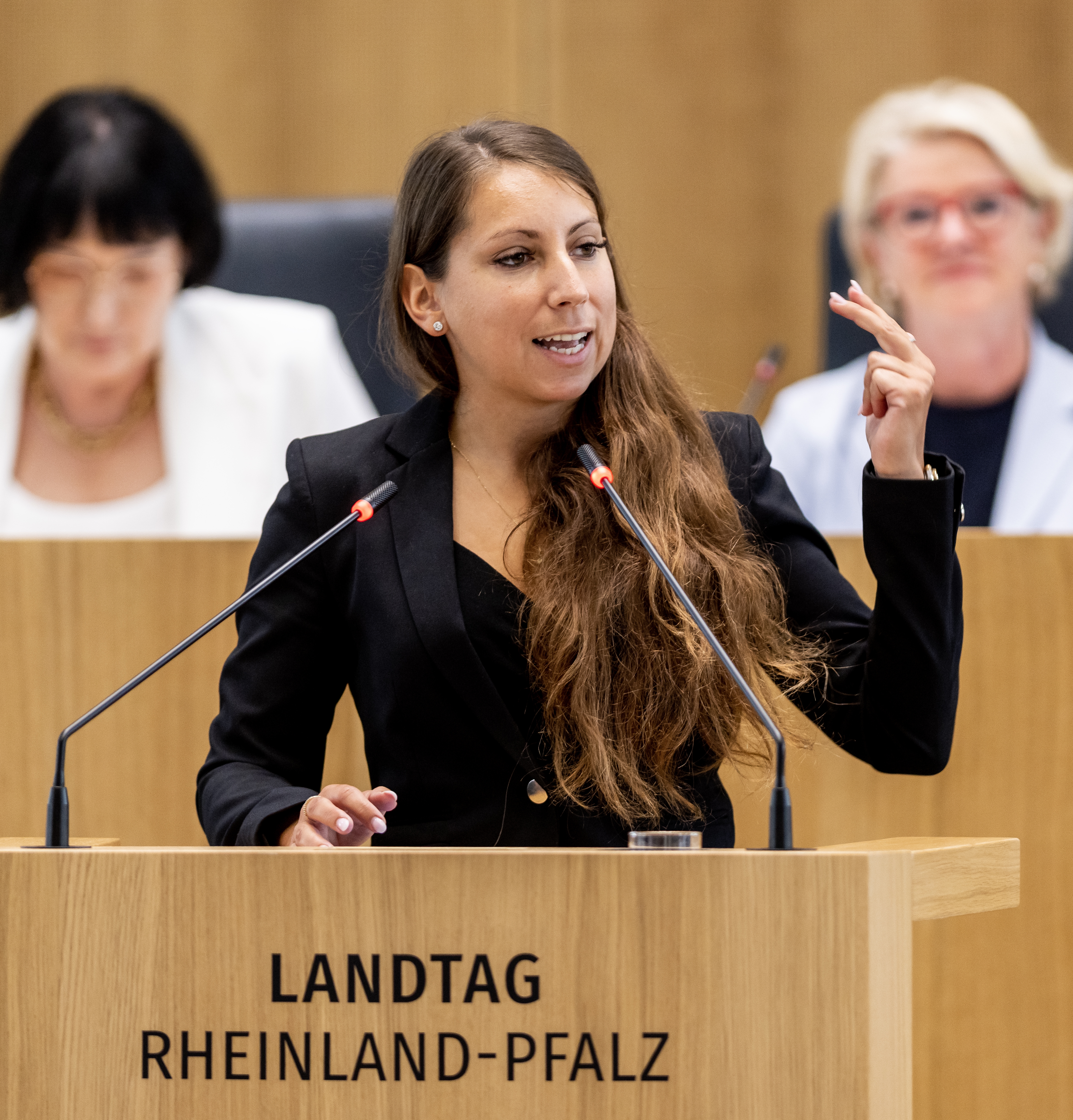 Lisa-Marie Jeckel - Freie Wähle -Landtagsabgeordnete in Rheinland-Pfalz, aufgenommen während der Debatte am 22.06.2023